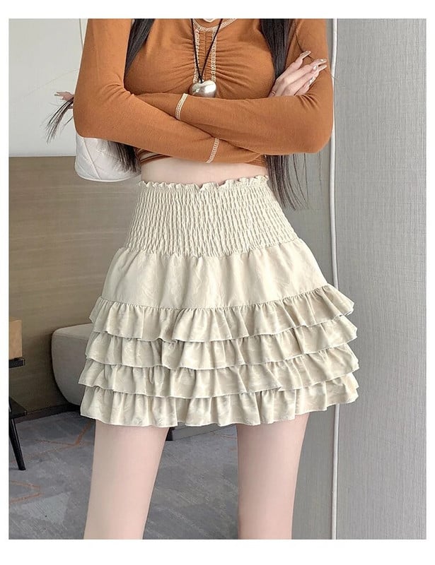 Rudeninis plonas žakardo raukinių kraštų mergina, jaučianti aksominį torto sijoną aukštu juosmeniu