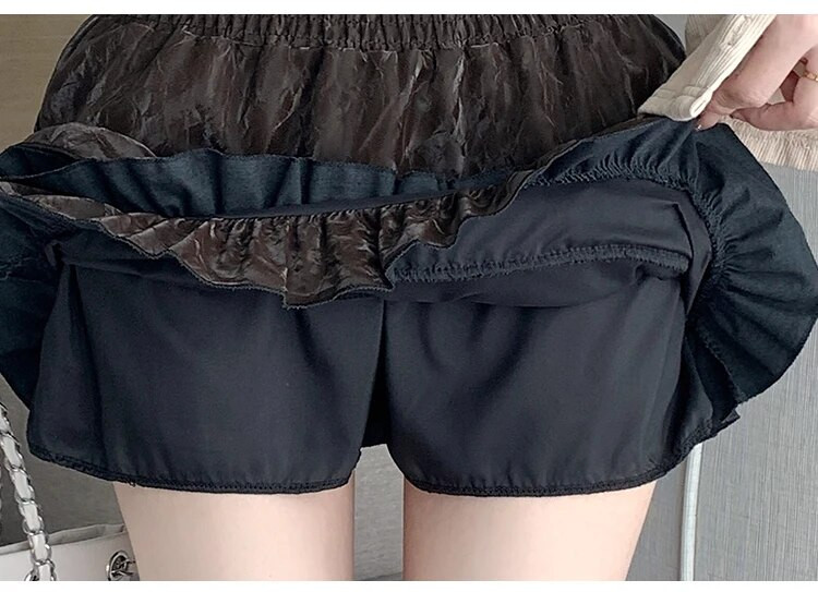 Rudeninis plonas žakardo raukinių kraštų mergina, jaučianti aksominį torto sijoną aukštu juosmeniu