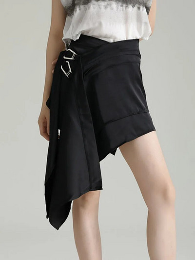 [EAM] Ženska crna nepravilna metalna dekoracija Mini suknja do pola tijela visokog struka Fashion Tide Novo proljeće ljeto 2024. 1DF9553