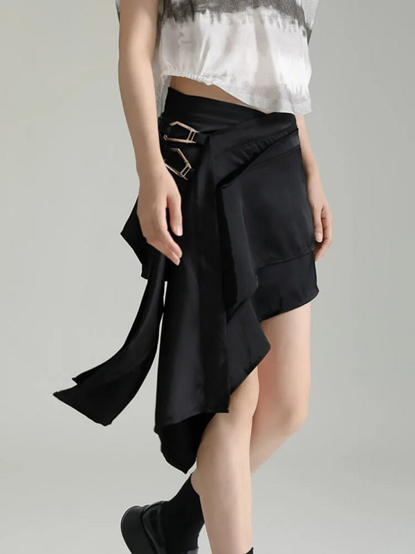 [EAM] Ženska crna nepravilna metalna dekoracija Mini suknja do pola tijela visokog struka Fashion Tide Novo proljeće ljeto 2024. 1DF9553