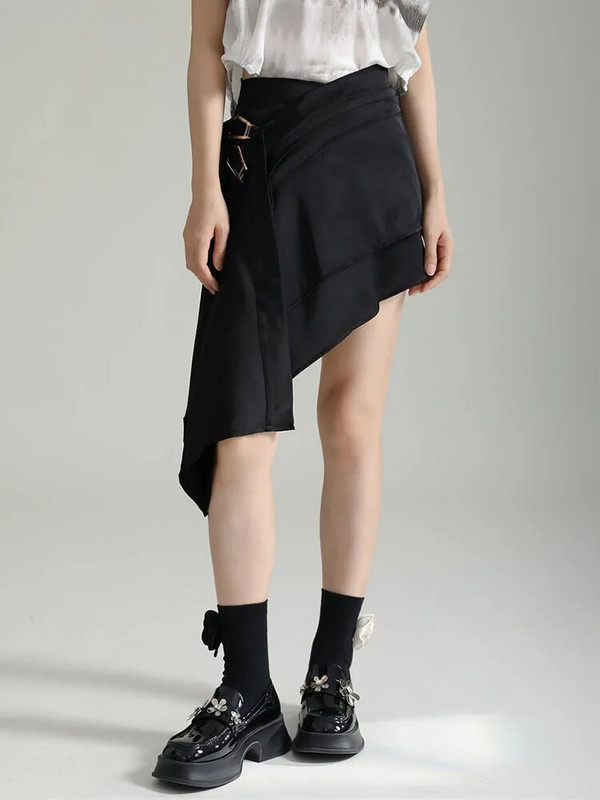 [EAM] Ženska crna nepravilna metalna dekoracija Mini suknja do pola tijela visokog struka Fashion Tide Novo proljeće ljeto 2024. 1DF9553