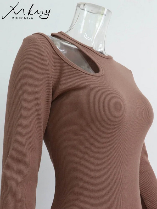 MiuKoMiYa Hollow Out hosszú ujjú ruhák női szexi fekete nyakú 2024 vékony MIdi cérnával oldalt hasított ruhák női hosszú ujjú