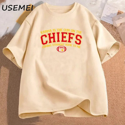 Μπλουζάκι Plus Size, κοντομάνικο βαμβακερό μπλουζάκι Karma Is The Guy on The Chiefs Coming Straight Home To Me T Shirt Women American