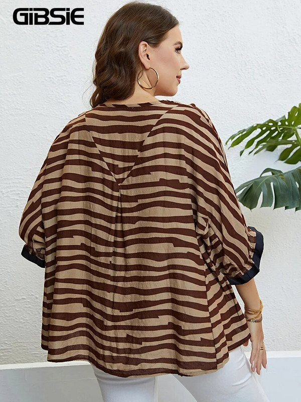 GIBSIE Plus Size Zebra Stripe 3/4 μανίκι Υπερμεγέθη Γυναικείο μπλουζάκι Κορεάτικο Casual καλοκαιρινό γυναικείο μπλουζάκι με λαιμόκοψη Μπλουζάκια 2023 νέο