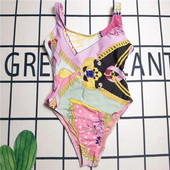 Νεαρές κυρίες Καλοκαιρινή αμάνικη μόδα με στρογγυλή λαιμόκοψη, σέξι ιδιοσυγκρασία, στενή στάμπα για διακοπές στην παραλία.