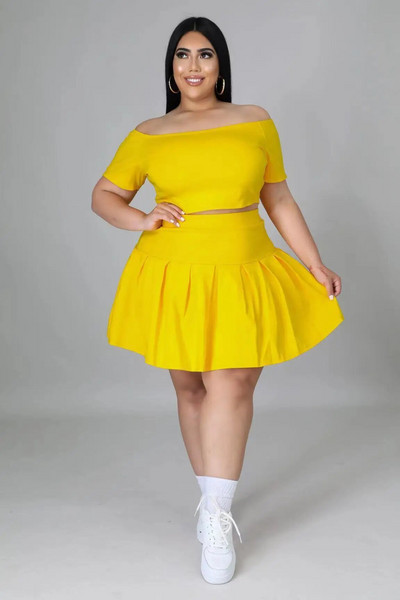 CM.YAYA Ženski komplet velikih veličina Jednobojne kratke majice kratkih rukava s kosim izrezom Suknje s naborima Dva dvodijelna trenirka Modna odjeća Ljeto