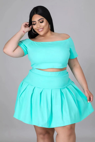 CM.YAYA Ženski komplet velikih veličina Jednobojne kratke majice kratkih rukava s kosim izrezom Suknje s naborima Dva dvodijelna trenirka Modna odjeća Ljeto