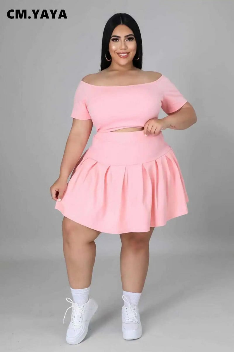 CM.YAYA Ženski komplet velikih veličina Jednobojne kratke majice kratkih rukava s kosim izrezom Suknje s naborima Dva dvodijelna trenirka Modna odjeća Ljeto
