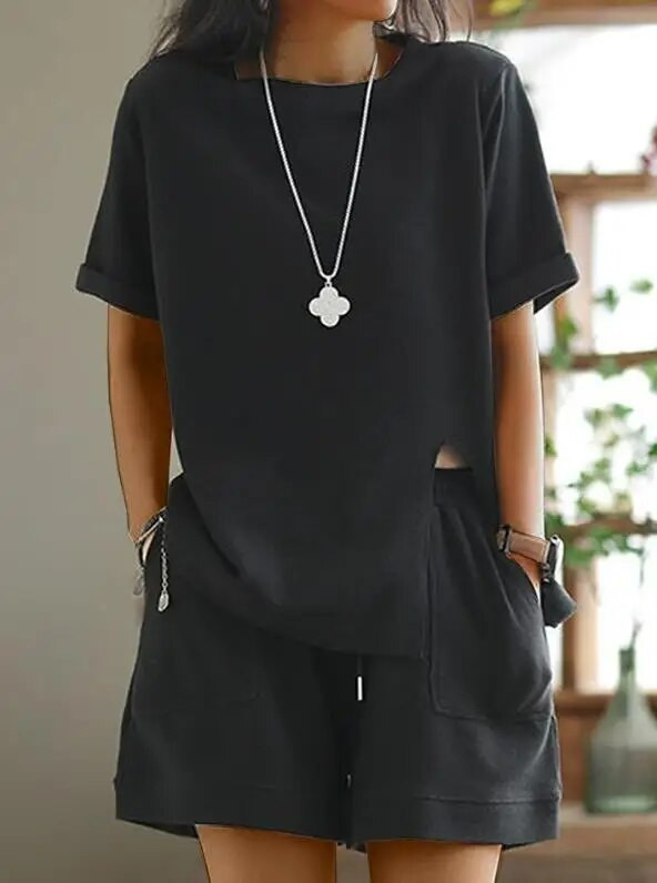 Dviejų dalių laisvalaikio vasaros madingų šortų komplektas su apvaliu kaklu, skeltu trumpomis rankovėmis ir kišeninio dizaino laisvalaikio šortų komplektas, moteriškas kostiumas
