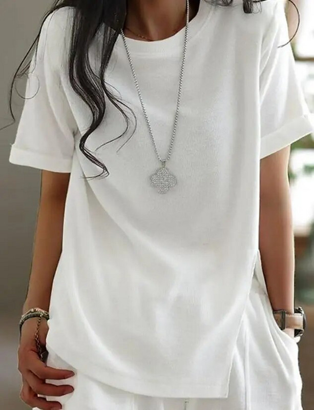 Dviejų dalių laisvalaikio vasaros madingų šortų komplektas su apvaliu kaklu, skeltu trumpomis rankovėmis ir kišeninio dizaino laisvalaikio šortų komplektas, moteriškas kostiumas