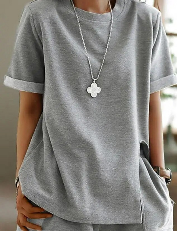 Dviejų dalių laisvalaikio vasaros madingų šortų komplektas su apvaliu kaklu, skeltu trumpomis rankovėmis ir kišeninio dizaino laisvalaikio šortų komplektas, moteriškas kostiumas