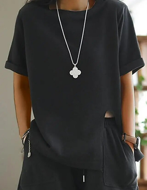 Dviejų dalių laisvalaikio vasaros madingų šortų komplektas su apvaliu kaklu, skeltu trumpomis rankovėmis ir kišeninio dizaino laisvalaikio šortų komplektas, moteriškas kostiumas