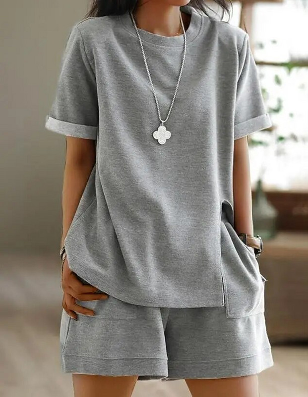 Dviejų dalių laisvalaikio vasaros madingų šortų komplektas su apvaliu kaklu, skeltu trumpomis rankovėmis ir kišeninio dizaino laisvalaikio šortų komplektas, moteriškas kostiumas