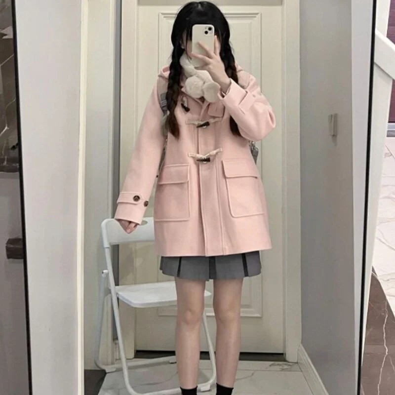 Preppy rožinė striukė su gobtuvu College Style Horn Button Jk paltas moterims rudens žiemai Naujas dygsniuotas pastorintas vilnonis paltas moterims
