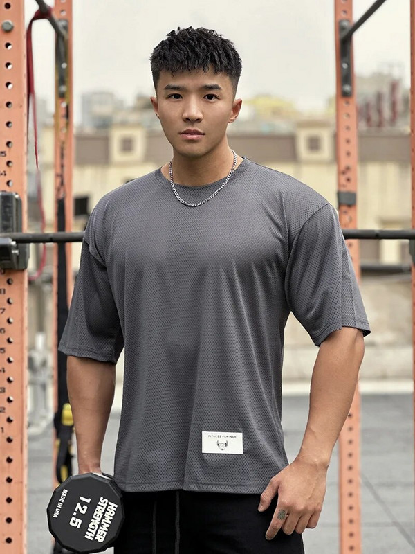 Vyriški 2023 m. vasaros sporto salės Laisvi laisvi marškinėliai, kūno rengybos marškinėliai, marginti madingi vyriški medvilniniai drabužiai, marškinėliai