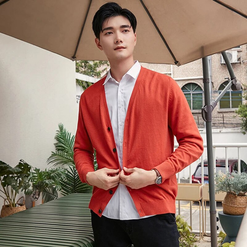 2023. Proljeće Jesen Novi pamučni pleteni kardigan uski korejski modni muški džemper s V-izrezom Jednostavan ležeran kaput