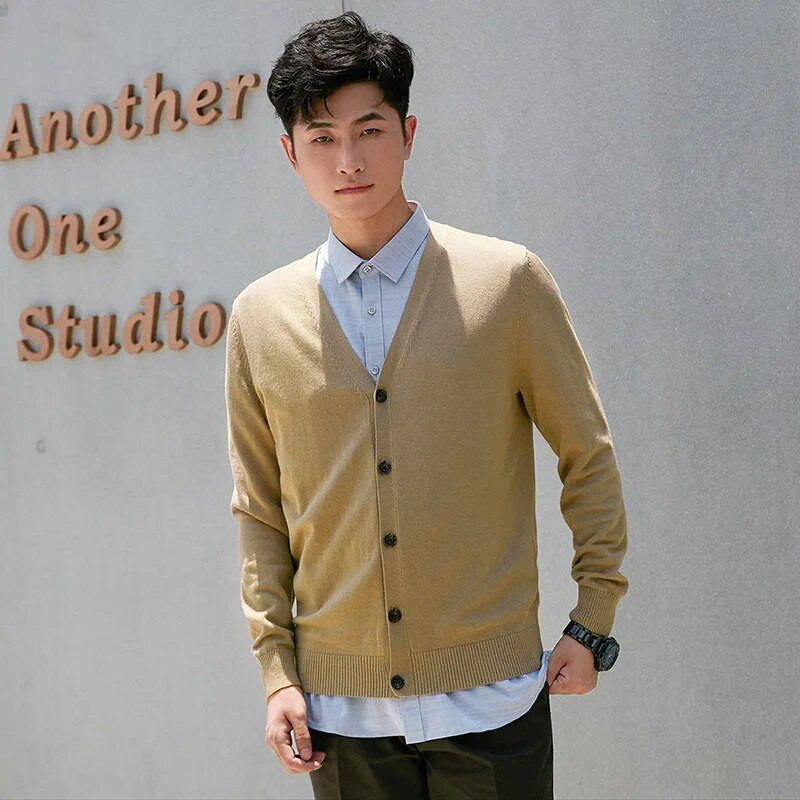 2023. Proljeće Jesen Novi pamučni pleteni kardigan uski korejski modni muški džemper s V-izrezom Jednostavan ležeran kaput
