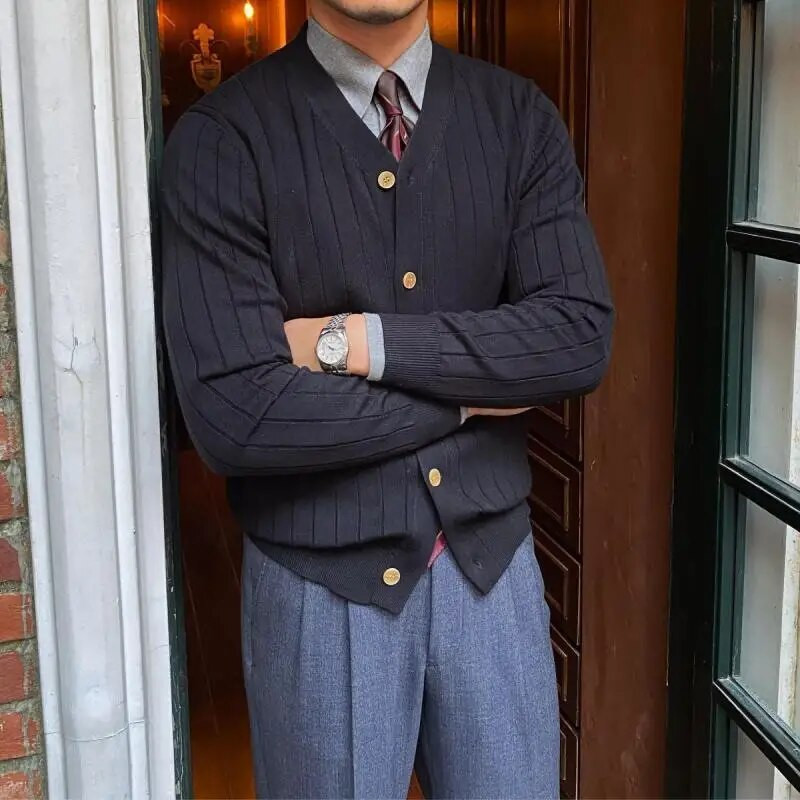 2023-as új tavaszi és őszi Senior Rascal, jóképű V-nyakú, karcsú, csíkos, hosszú ujjú, alkalmi, tömör férfi pulóver-kardigán