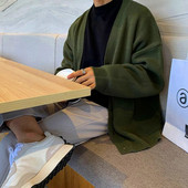 Novi jednobojni muški kardigan za jesen 2023., korejska verzija, džemper s gumbima i v-izrezom, kardigani, muški kaput, ležerni široki muški džemper