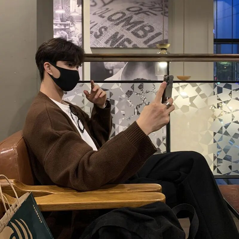 Novi jednobojni muški kardigan za jesen 2023., korejska verzija, džemper s gumbima i v-izrezom, kardigani, muški kaput, ležerni široki muški džemper