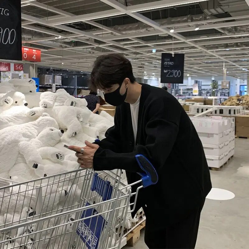 Novi jednobojni muški kardigan za jesen 2023., korejska verzija, džemper s gumbima i v-izrezom, kardigani, muški kaput, ležerni široki muški džemper