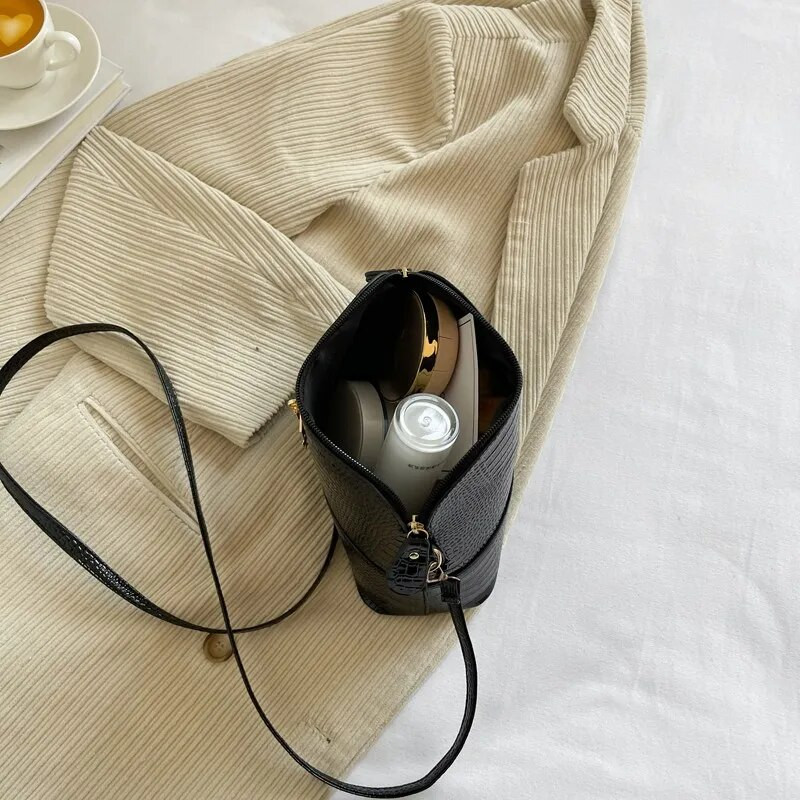 Nova kamena kožna ženska torba na rame iz 2023. Luksuzna dizajnerska ženska torba preko ramena Jeftina ženska ležerna velika torba Školjkasta torba