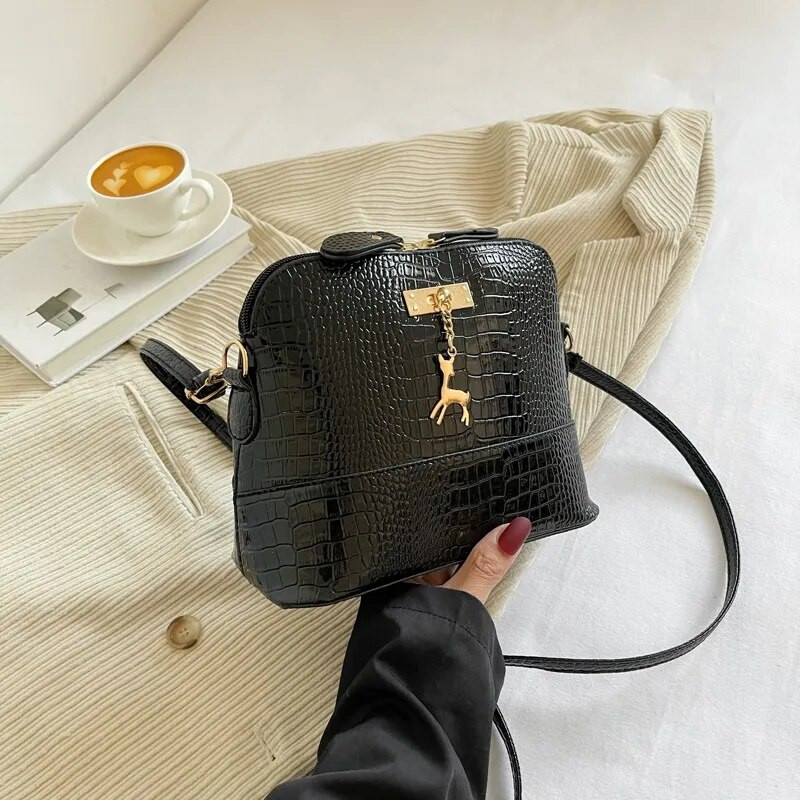 Nova kamena kožna ženska torba na rame iz 2023. Luksuzna dizajnerska ženska torba preko ramena Jeftina ženska ležerna velika torba Školjkasta torba