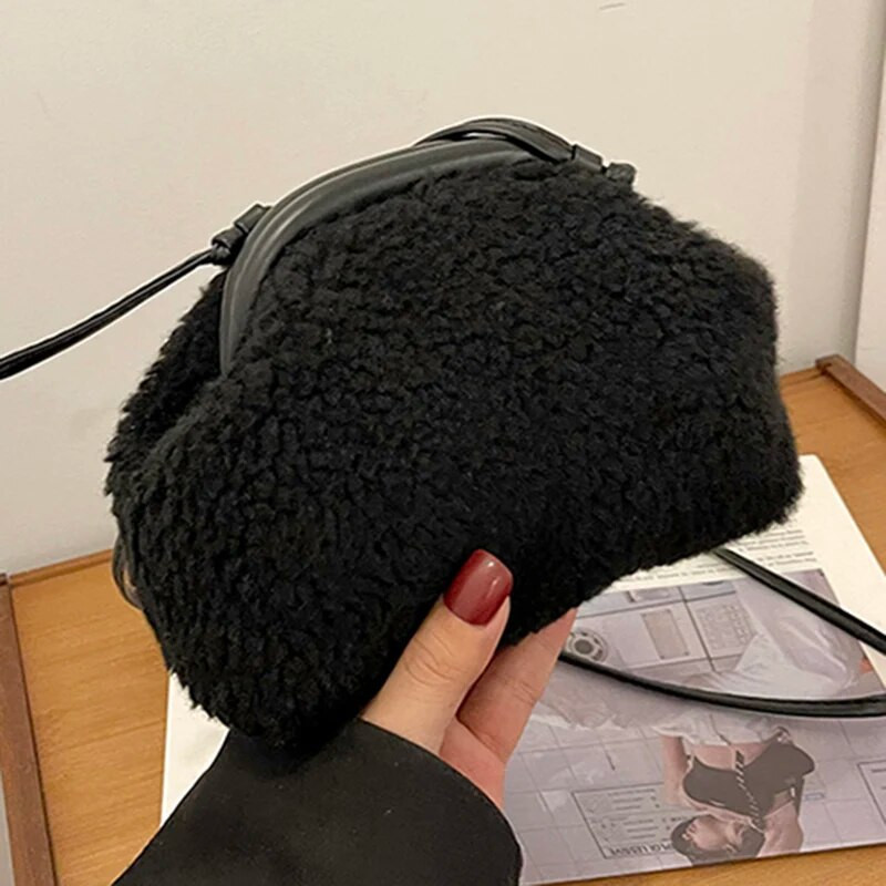 2024 Elegantne ženske plišane torbe na rame u obliku oblaka Dizajnerske prijenosne male ručne torbice i torbice Kozmetičke torbice Bež crne torbe preko ramena