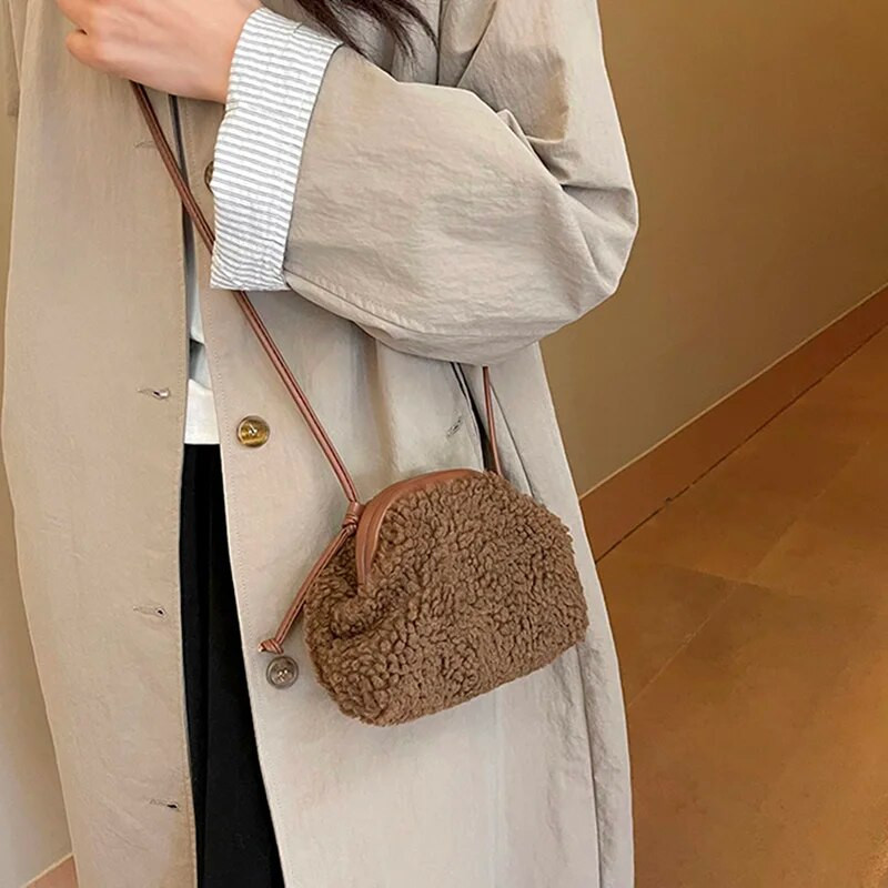 2024 Elegantne ženske plišane torbe na rame u obliku oblaka Dizajnerske prijenosne male ručne torbice i torbice Kozmetičke torbice Bež crne torbe preko ramena