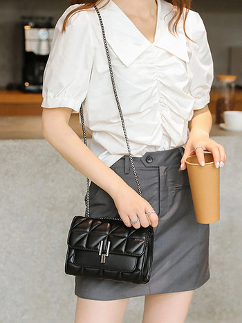 Κλασική τετράγωνη τσάντα με καπιτονέ λεπτομέρεια, μονόχρωμη τσάντα ώμου με πτερύγια, τσάντα με αλυσίδα που ταιριάζει