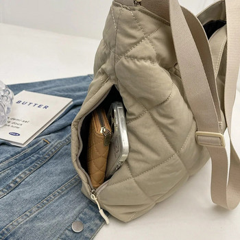 Капитонирана дамска чанта Зимна подплатена чанта за скитници с висулка Пухна чанта за през тялото Сладка ръчна чанта с пух Дамски чанти с прашка