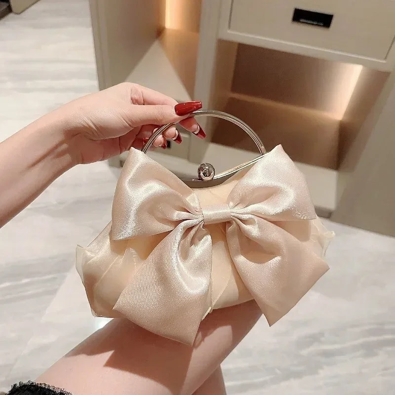 Fehér szatén íj Tündér estélyi táskák Clutch fém fogantyús kézitáskák nőknek Esküvői parti Menyasszonyi Clutches Erszényes láncos válltáska