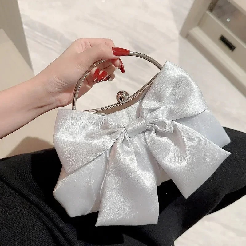 Fehér szatén íj Tündér estélyi táskák Clutch fém fogantyús kézitáskák nőknek Esküvői parti Menyasszonyi Clutches Erszényes láncos válltáska