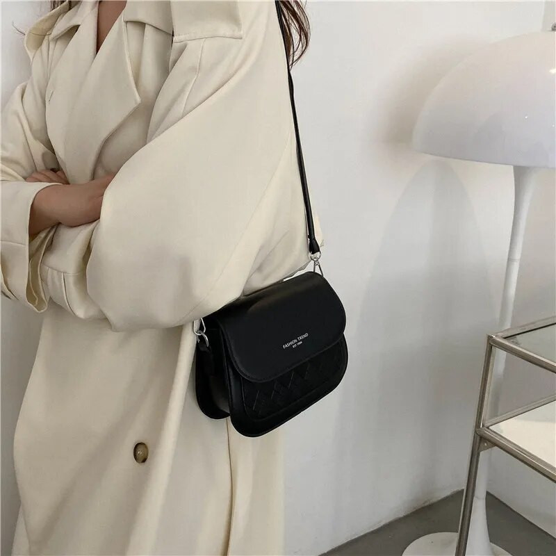 Női Luxus Design Crossbody válltáskák PU bőr női vintage nyeregtáska egyszínű futártáska kis kézitáska bolsas