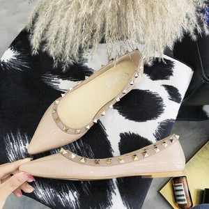 klasszikus márka női lapos cipő szegecs esküvői cipő lakkbőr fekete meztelen cipő hegyes orrú lapos cipő