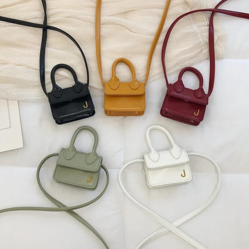 Madinga Super Mini rankinė moterims Mieli pasiuntinių krepšiai Prabangus dizainerių mielas Crossbody Krepšiai J Letter Merginų pečių krepšiai