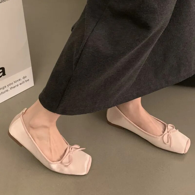Női tavaszi cipők négyszögletes orrú csónakcipők íj balett lapos bársonyos csúszású lapos női cipők, sliver lapos női cipők 1764N