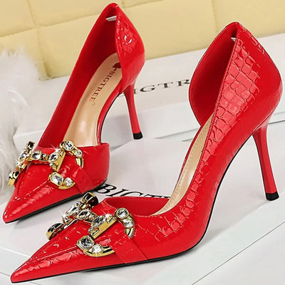 Zapadnjački stil Visoke potpetice 8 cm sa strane, šuplje cipele Ženske luksuzne dizajnerske metalne lančane kopče Visoke pete Stiletto crne ružičaste cipele za maturu