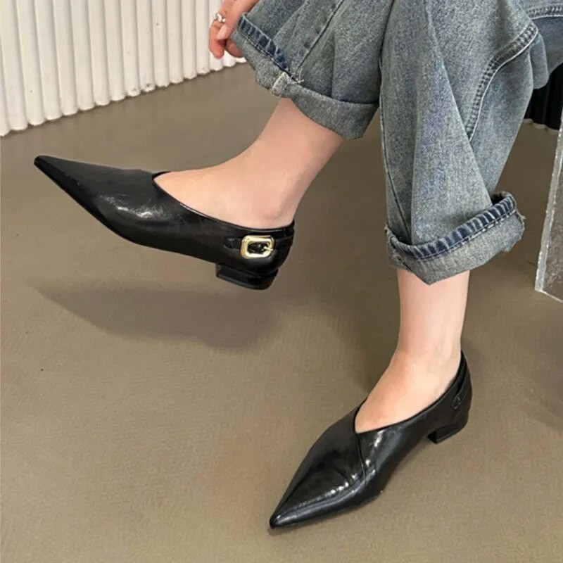 Női, lapos, hegyes orrú csónakcipő öv, bőrcipő, női retro alacsony sarkú ruha cipő tavaszi őszi piros 1750N