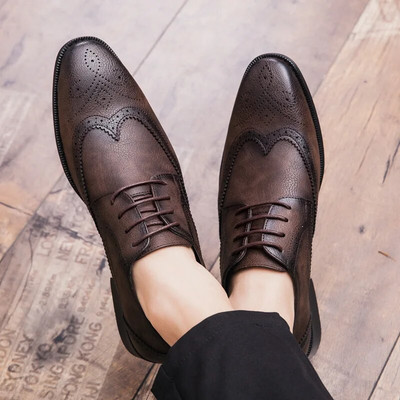 2022 Brogue Официални обувки Мъжки рокли Кожени обувки Модни мъжки обувки с равни обувки Истински ретро остри връхчета Оксфордски мъжки обувки Zapatos