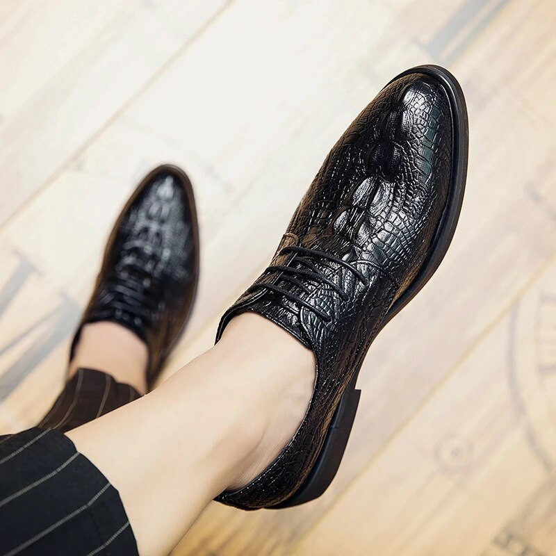 Hot Sale Férfi ruha Cipők Luxus Férfi Esküvői Cipők Ruha Oxford Bőr Légáteresztő mokaszin Platform Eredeti Férfi Brogue Cipők