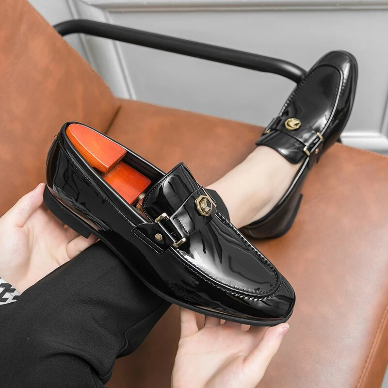 Nova dizajnerska britanska šiljasta metalna značka Vjenčanica Kožne cipele Mokasine Obuća za maturalnu zabavu Zapatos Hombre