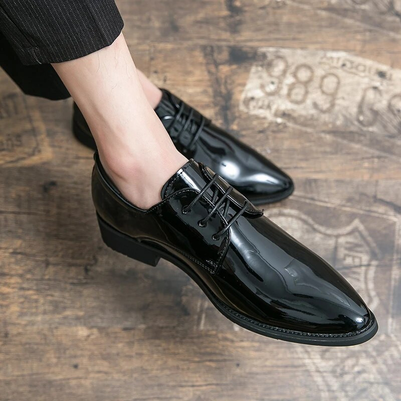 Rudens nauji lakinės odos vyriški batai Suvarstomi batai Žalia smailia noselė storas padas Madingi odiniai batai Aukštos kokybės laisvalaikio batai