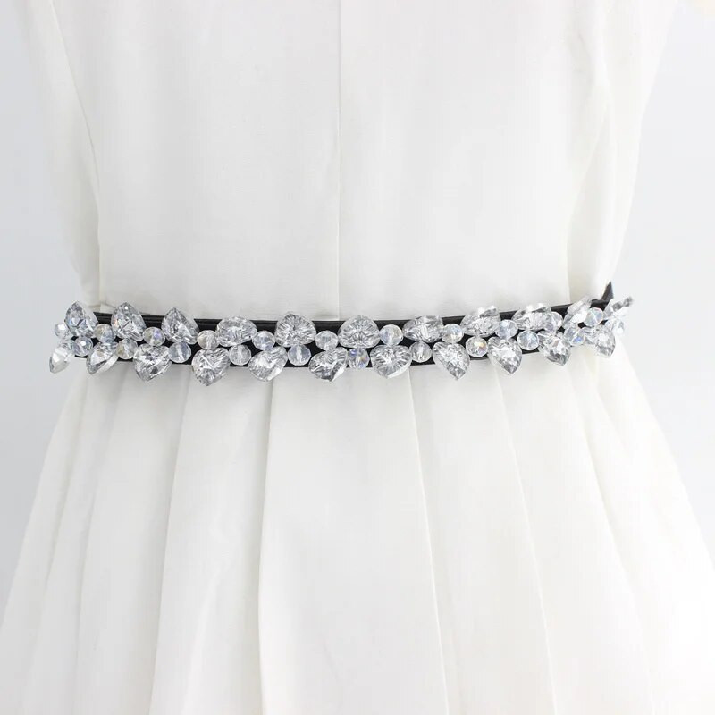 Moodne elegantne naiste kivikivist pihakett õhuke elastne kristallmust-valge naiste vöö kleit-mantlite jaoks.