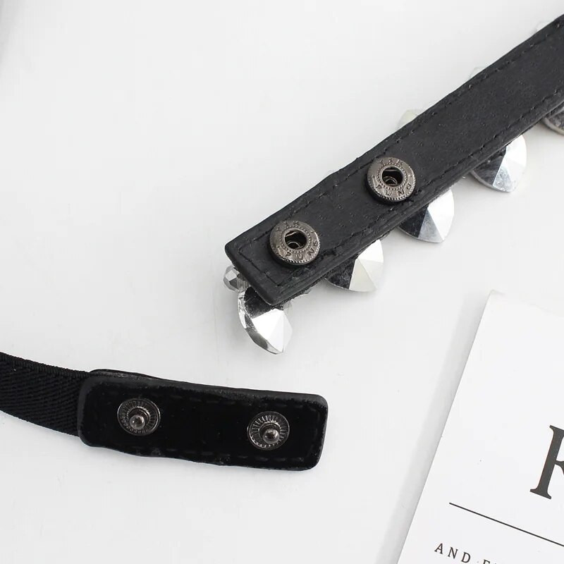 Moodne elegantne naiste kivikivist pihakett õhuke elastne kristallmust-valge naiste vöö kleit-mantlite jaoks.