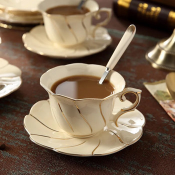 Изискана чаша за кафе с чинийка и лъжица от благороден костен Китай в Европа със златна керамична чаша за следобеден чай за капучино