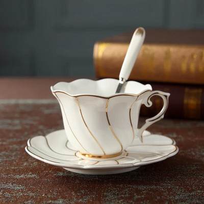 Peen Euroopa Noble Bone China kohvitassi taldriku ja lusika komplekt kuldse keraamilise cappuccino pärastlõunatee tassiga