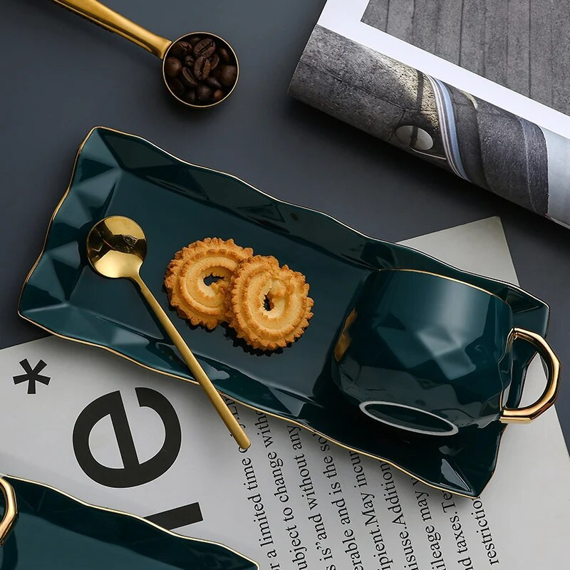 Обикновен модерен комплект керамични лъжички с чинийки със златен ръб Метален комплект чаши за чай Реколта Комплект чаши за кафе Tazas De Cafe за многократна употреба