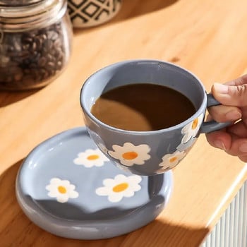 Творческа керамична чаша Японска реколта Ръчно рисувана лилава чаша с малко цвете с чинийка Ръчно прищипана неправилна чаша за кафе
