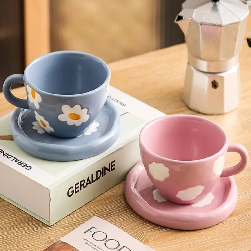 Творческа керамична чаша Японска реколта Ръчно рисувана лилава чаша с малко цвете с чинийка Ръчно прищипана неправилна чаша за кафе